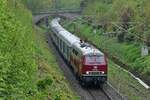 Kurz vor Erreichen des nächsten Halts im Friedrichshafener Stadtbahnhof, hat 218 155-0 der NeSA mit den Wagen des SVG 19932  Freizeitexpress Südbahn  von Singen (Hohentwiel) nach Stuttgart am 01.05.2023 die Schlossbergbrücke passiert