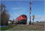 Die DB V 218 409-1 ist mit ihrem RE 3231 von Aulendorf nach Lindau unterwegs und passiert bei Nonnenhorn das Einfahrsignal D und Ausfahrvorsignal der Gegenrichtung.