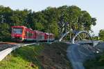 Von Radolfzell kommend werden am 25.08.2019 drei Regio-Shuttle RS1 mit 650 107 am Ende als RB 22789 auf der Fahrt nach Friedrichshafen gleich die im März 2019 eingeschobene neue