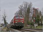Die DB 218 436-4 hat das Einfahrtsignal der Gegenrichtung von Lindau Aeschbach passiert und erreicht mit ihrem IRE von Stuttgart* in Kürze Lindau Hbf.