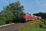 Zge von/zu der Ladesgartenschau in berlingen (|) - 218 436-4 mit den Wagen des RE 22785, Singen (Hohentwiel) - Ulm, am 12.09.2021 zwischen Kluftern und Fischbach