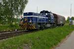 Nachdem V 151 (580 002-0) der SWEG am 13.05.2020 mehrere G�terwagen von Mengen kommend auf der Ablachtal-Bahn, Streckenabschnitt Mengen - Stockach, nach Krauchenwies gezogen hatte, wurde der letzte Wagen abgekuppelt und die anderen Wagen �ber ein Anschlussgleis zu einem Hersteller von Regalsystemen gezogen. Nach der R�ckfahrt wurde der letzte Wagen wieder angekuppelt und im Bild befindet sich V 151 kurz vor der Abfahrt von Krauchenwies nach Sauldorf.