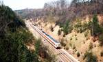 Gäubahn__Blick von der Panzerstraßen-Brücke auf S-Bahnzug nach Böblingen beim Kaufwald, zwischen Stuttgart-Rohr und Böblingen.__03-05-1986