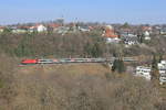 Am 23.03.2019 zieht eine unbekannte 1X16 ihren IC nach Zürich über die Stuttgarter Panoramabahn unterhalb des Wohngebietes Dachswald.
