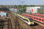 Am 24.04.2018 erreicht ein von 442 209 angeführtes Hamsterpärchen als RE aus Freudenstadt/Rottweil den Bahnhof Stuttgart-Vaihingen.