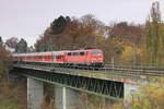 Am 15.11.2016 fährt 111 156 mit RE Singen-Stuttgart über den Nesenbachviadukt in Stuttgart-Vaihingen.