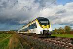 Wechselhaftes Wetter herrschte am 10.10.2019 bei Gäufelden. Sonne, Wolken und Regen wechselten sich in kurzen Abständen ab. 3442 715 und ein unerkannt gebliebener Talent 2 befinden sich als RB 17541 auf der Fahrt von Stuttgart nach Horb.