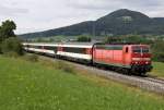 Die 181 219-7 mit einem EC von Stuttgart nach Zürich über Singen kurz vor Aldingen am 13.08.2013