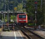 146 218 verlässt den Bahnhof Oberndorf am Neckar mit einem Sandwich.