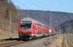 RE 19033 (Stuttgart Hbf-Singen(Htw)) mit Schublok 111 164-0 in Grünholz 15.2.17