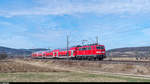 111 076 erstrahlt anders als viele ihrer ausgebleichten Schwestern im schönsten rot als sie am 11.