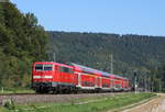 RE 19034 (Singen(Htw-Stuttgart Hbf) mit Schublok 111 212-7 in Grünholz 21.9.17