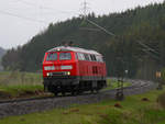 218 249 war am verregneten 27.4.2019 als Überführungsfahrt von Horb nach Mühldorf unterwegs und passierte auf dem Bild den aufgelassenen Haltepunkt Neuhaus (b Spaichingen).