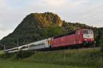 Gezogen von der orientroten 181 213  Saar  rollt IC 180 (Schaffhausen-Stuttgart Hbf) am Fusse des noch knapp von der Sonne angeleuchteten Hohenwiel in Richtung Landeshauptstadt.