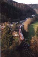 Unterhalb der Ruine Hohenstein liegt der Bereich Bf. Talhausen / Schrottplatz, wo es immer etwas interessantes zu entdecken gibt.
Hier befindet sich eines der berholgleise der Gubahn, wo hin und wieder lange Gterzge zu stehen kommen. Der in der Aufnahme sichtbare Inter-Regio-Express aus Stuttgart berfhrt nun den Neckar und tritt dann in den kurzen Hohensteintunnel ein.  