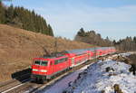 RE 19036 (Singen(Htw)-Stuttgart Hbf) mit Schublok 111 073-3 bei Eutingen 27.1.17