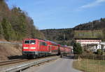 RE 19038 (Singen(Htw)-Stuttgart Hbf) mit Schublok 111 164-0 bei Aistaig 25.2.17