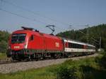 Der übliche Gäubahn-IC mit ÖBB-Taurus nach Zürich HB Mitte Juli in Neuhaus bei Aldingen.