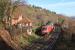 Am 13.12.2017 passiert 1016 015 mit IC nach Zürich das ehemalige Bahnwärterhaus oberhalb von Stuttgart-Heslach.