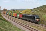 Mit ihrem Containerzug (Hamburg Waltershof - Singen (Hohentwiel)) fuhr am Nachmittag des 24.04.2020 die MRCE/BOXX X4 E-856 (193 856-2) bei Rottweil Saline über die Gäubahn in Richtung