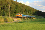 SVG 111 185-5 zieht am Abend des 03.07.2022 den Freizeitexpress Bodensee II über die Gäubahn bei Dettingen in Richtung Stuttgart.