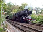 125 Jahre G�ubahn - Kurz vor dem Stuttgarter Westbahnhof ist der Extrazug der GES mit 50 3636 am 12.09.2004 in Richtung Hauptbahnhof unterwegs.
