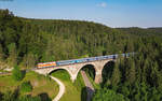 111 185 mit dem SVG 1827 (Konstanz - Stuttgart Hbf) am Einödtviadukt 19.6.25