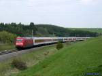 Umleiter: 101 027 mit CNL 1258 und 15 Wagen von Berlin-Lichtenberg nach Z�rich �ber Rottweil | drei der letzten Wagen sind ice-lackierten Bimz     Aufgenommen am 23.04.2011