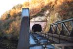 Zwischen Rottweil und Talhausen zeigt sich diese Szene: das S�dportal des Bernburgtunnels bei der Fahrt �ber den Neckar.