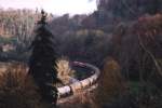 Eine Doppeltraktion zweier BR 189 ziehen hier einen schweren G�terzug, bestehend aus etlichen Kesselwagen (�l oder Kerosin),  durch das Neckartal zwischen Talhausen und dem Hohensteintunnel.