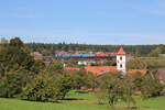 Bayernbahn 111 036-0 schiebt den SVG-Ersatzzug als S8 von Eutingen im Gäu nach Freudenstadt, hier in Grüntal-Wittlensweiler. (28.09.2023)