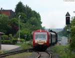 VT 121 der HzL und 50 2988 als DPN 37993 (Trossingen bei der Einfahrt Deilingen 1.6.09