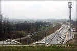 Am Fuße der Schwäbischen Alb - 

Eindrücke von der Schnellfahrstrecke Wendlingen - Ulm. 

Blick über die Westportale des Boßlertunnels bei Aichelberg auf die Strecke in Richtung Stuttgart.
Horst Lüdicke hat 2017 hier eine Übersichtsaufnahme der Baustelle gemacht. Diese hatte ich als Ausdruck dabei um einigermaßen den selben Standort zu finden zum Vergleich der sich gewandelten Situation:
https://www.bahnbilder.de/bild/deutschland~galerien~bahnprojekt-stuttgart-ulm/1027269/nbs-wendlingen---ulm-am-09072017.html
Was mir leider nicht vergönnt war, hat Horst auf seinem Bild eingefangen: Züge an dieser Stelle.

Hinweis: Fotostandort öffentlich zugänglich.

18.03.2022 (M)