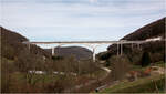 Hoch über dem Filstal -      Der ICE 4 auf der 485 m langen und 85 m hohen Filstalbrücke der Schnellfahrstrecke Wendlingen - Ulm überwindet hier eine Steigung von 23,1 ‰.