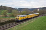 218 477 fährt am 16. April 2018 mit Wagen zur Fahrwegmessung durch Lonsee nach Ulm.