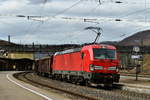 193 352 durchfuhr am 27. März 2019 mit einem Güterzug den Bahnhof von Geislingen (Steige).