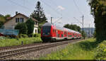 Vorbei an einem (vermutlich) alten Bahnwärterhäuschen bewegt sich DABpbzfa mit Schublok 146 203-5 in Salach, Süßener Straße.

🧰 DB ZugBus Regionalverkehr Alb-Bodensee GmbH (RAB | DB Regio Baden-Württemberg)
🚝 RE 4216 (RE5) Lindau-Insel–Stuttgart Hbf
🚩 Bahnstrecke Stuttgart–Ulm (Filstalbahn | KBS 750)
🕓 30.7.2021 | 12:27 Uhr