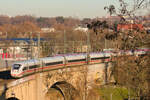 Unbekannter ICE 4 fährt am 16.12.2023 über die Neckarbrücke in Stuttgart-Bad Cannstatt in Richtung Ulm.