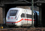 Unter einer Brücke -     - entschwindet der ICE 4 9230 nach München bei Stuttgart-Obertürkheim.