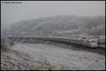 Ein ICE 1-Triebzug fuhr zur winterlichen Nachmittagszeit des 27.12.07 ber die Filsbahn (KBS 750) aus Richtung Ulm in Richtung Stuttgart, aufgenommen bei Urspring.