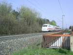 Ein ICE 1 ist am 9.4.2009 auf der Filsbahn Richtung Stuttgart unterwegs.