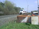Eine ICE 3-Doppeleinheit eilt am 9.4.2009 auf der Filsbahn Richtung Ulm.