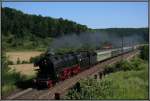 01 1066 der Ulmer Eisenbahnfreunde zieht einen historischen Dampfschnellzug, an dessen Ende 139 133-3 von Lokomotion schiebt, von Backnang nach Lindau, bei Urspring, 22.08.10