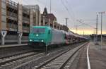 185 615 von DB Schenker angemietet durchfhrt am morgen des 30.10.2010 den Bahnhof Plochingen mit einem Autozug.