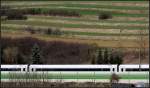 Langgezogene Strukturen - Landschaft, Zug - 

Lärmschutzwand bei Urspring auf der Schwäbischen Alb. 

02.04.2011 (M)