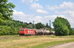 185 582 der HGK mit Kesseln auf der Filsbahn in Richtung Plochingen unterwegs.Das Bild entstand in Salach am 23.6.2012