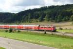 Eine 111 schiebt einen Dosto-zug am 26. August 2006 Bei Amstetten 