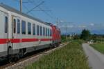 Die abgebügelte 1116 271 an den von 1016 041 gezogenen Wagen des RJ 890 von Bregenz nach Lindau-Reutin und IC 890 ab Lindau-Reutin nach Frankfurt (M) Hbf am 11.07.2022 zwischen Eriskirch und