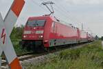 2013 war bereits eine Elektrolok der Baureihe 101 auf der Strecke zwischen Lindau und Friedrichshafen unterwegs. Damals wurde die Lok mit den Wagen IC 1218, München - Innsbruck - Lindau - Frankfurt, allerdings von zwei Dieselloks der Baureihe 218 von Lindau bis Ulm über den damals stromlosen Streckenabschnitt der Bodenseegürtel-/Südbahn geschleppt. Am 15. 09.2021 werden mit 101 128-7, 101 002-4, 218 208-7, 101 007-3 und 101 014-9 Testfahrten auf der jetzt elektrifizierten Bodenseegürtel-/Südbahn durchgeführt. Aufnahme entstand zwischen Eriskirch und Friedrichshafen.