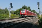 An einem zwischen Warthausen und Biberach (Riß) liegenden und nicht durch Drehkreuze gesicherten Bahnübergang für Fußgänger befindet sich IRE 63596, geführt von 611 045,